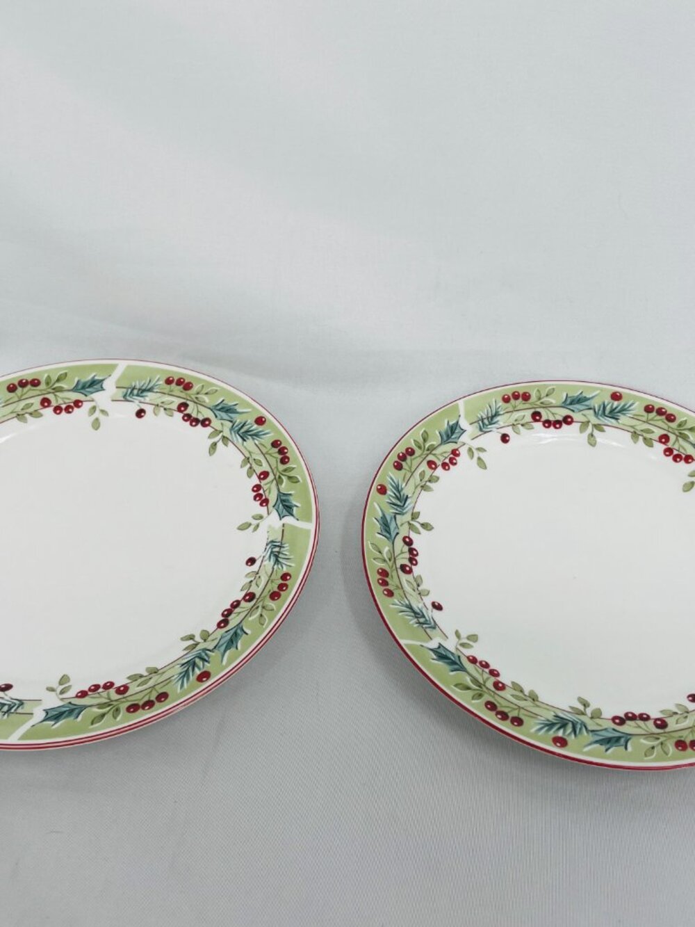 Everyday Gibson Festive Holly and Berry Medium Size Plate Set (two plates)